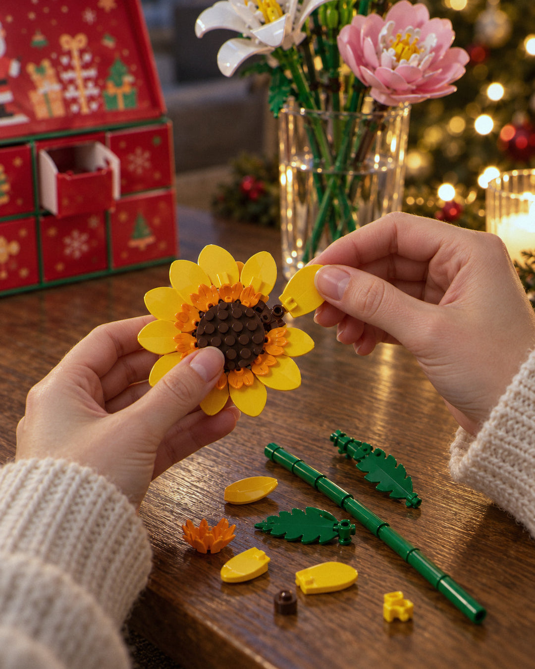 Blumen-Adventskalender zum Bauen: Hände setzen eine Bausteinblume zusammen