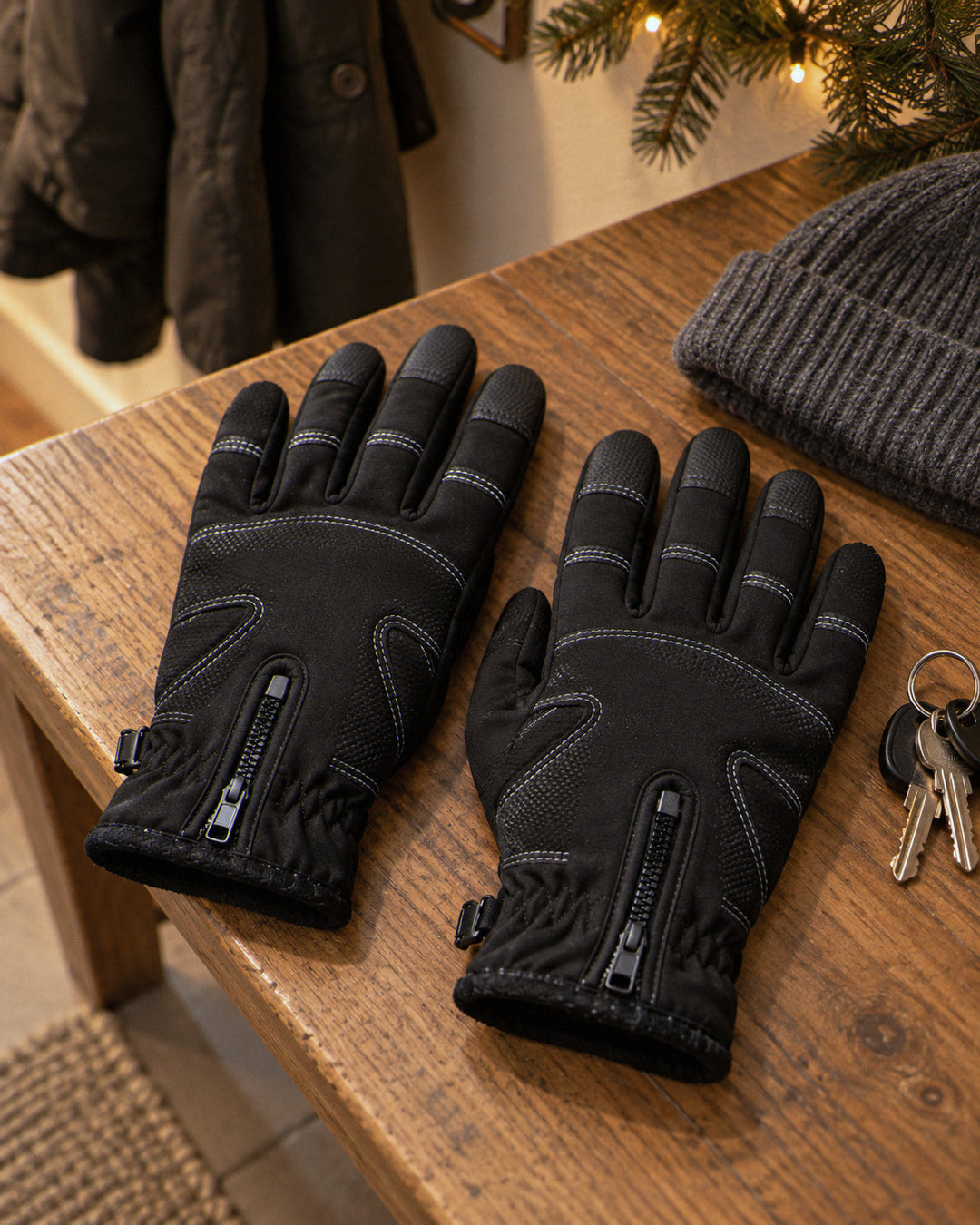 Touchscreen-Winterhandschuhe im Flur