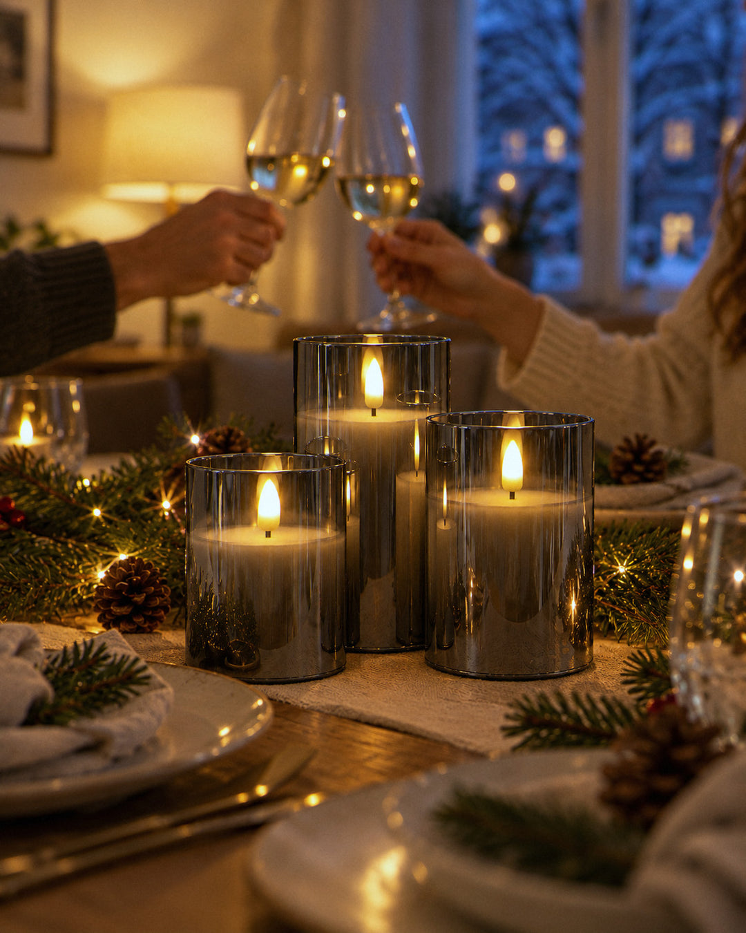 Kerzenschein auf dem Weihnachtstisch