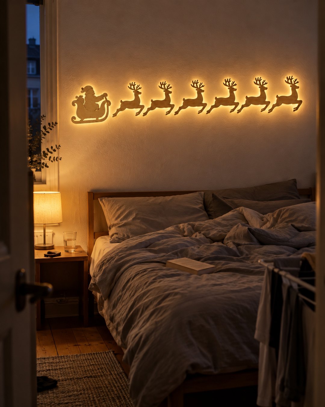 Leuchtende Wand-Rentiere über dem Bett